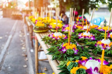 Muz yapraklı yüzen sepetin Krathong 'u Loy Kr için Tayland usulü