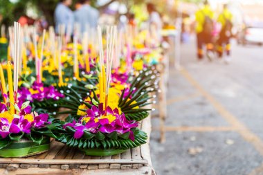 Muz yapraklı yüzen sepetin Krathong 'u Loy Kr için Tayland usulü