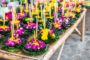 Muz yapraklı yüzen sepetin Krathong 'u Loy Kr için Tayland usulü