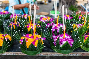 Muz yapraklı yüzen sepetin Krathong 'u Loy Kr için Tayland usulü
