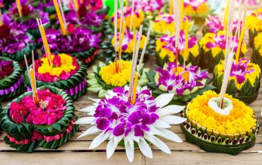 Muz yapraklı yüzen sepetin Krathong 'u Loy Kr için Tayland usulü