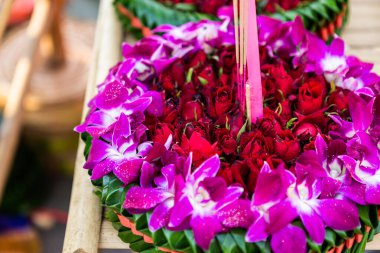 Muz yapraklı yüzen sepetin Krathong 'u Loy Kr için Tayland usulü