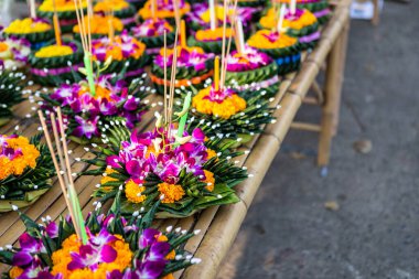 Muz yapraklı yüzen sepetin Krathong 'u Loy Kr için Tayland usulü