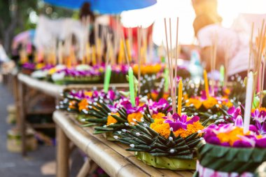 Muz yapraklı yüzen sepetin Krathong 'u Loy Kr için Tayland usulü