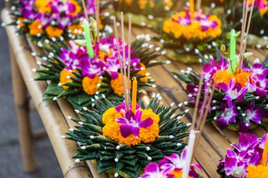 Muz yapraklı yüzen sepetin Krathong 'u Loy Kr için Tayland usulü