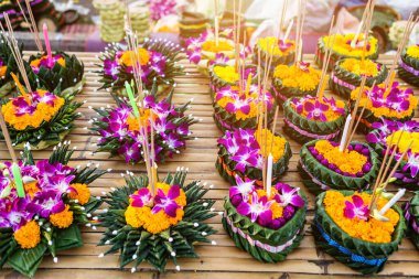 Muz yapraklı yüzen sepetin Krathong 'u Loy Kr için Tayland usulü