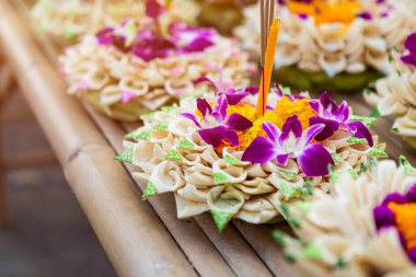 Muz yapraklı yüzen sepetin Krathong 'u Loy Kr için Tayland usulü