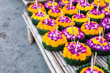 Muz yapraklı yüzen sepetin Krathong 'u Loy Kr için Tayland usulü