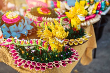 Muz yapraklı yüzen sepetin Krathong 'u Loy Kr için Tayland usulü