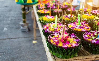 Muz yapraklı yüzen sepetin Krathong 'u Loy Kr için Tayland usulü