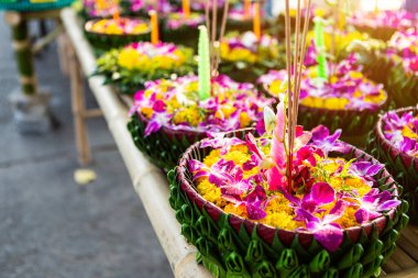 Muz yapraklı yüzen sepetin Krathong 'u Loy Kr için Tayland usulü