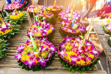 Muz yapraklı yüzen sepetin Krathong 'u Loy Kr için Tayland usulü