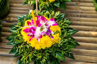 Muz yapraklı yüzen sepetin Krathong 'u Loy Kr için Tayland usulü