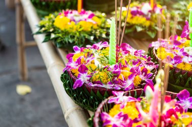 Muz yapraklı yüzen sepetin Krathong 'u Loy Kr için Tayland usulü