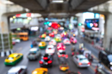 Şehir yolundaki ulaşım trafiğinin bulanık görüntüsü