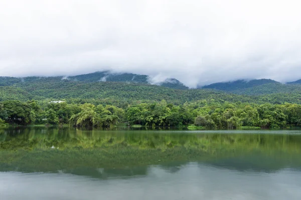 Zelená tráva krajina výhled na jezero v Ang Kaew Chiang Mai Universi — Stock fotografie