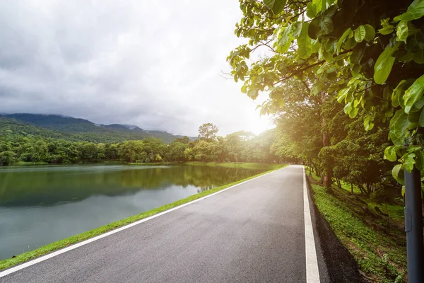 昂考江的沥青黑色灰色道路景观湖泊景观 — 图库照片