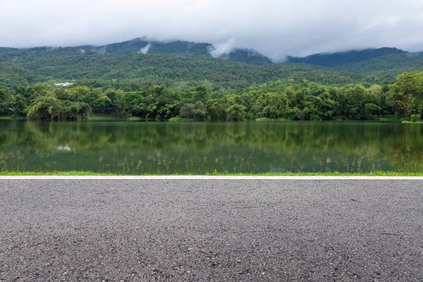 昂考江的沥青黑色灰色道路景观湖泊景观 — 图库照片