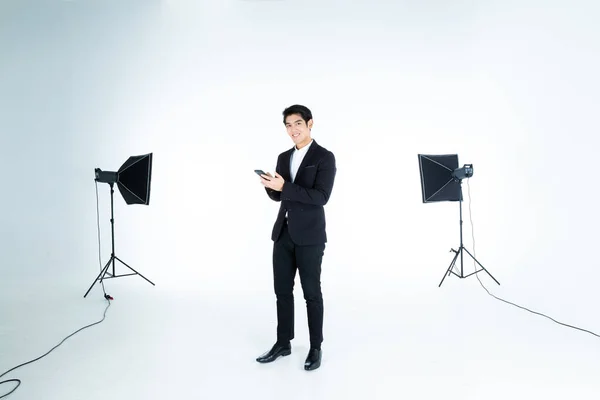 Moda bonito jovem asiático homem no smartphone digitação mensagem gu — Fotografia de Stock