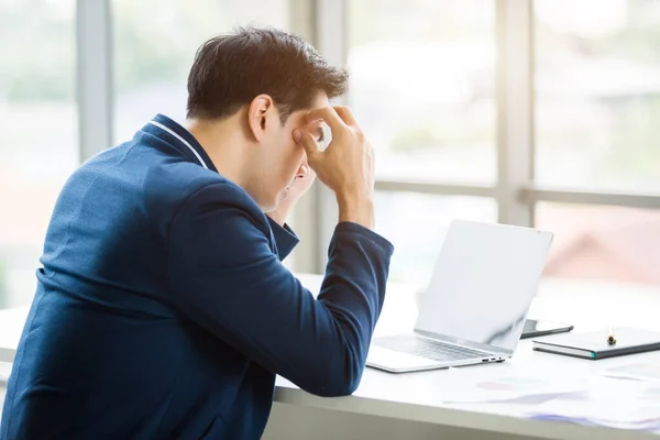 Stressad affärsman arbetade med bärbar dator och har en he — Stockfoto