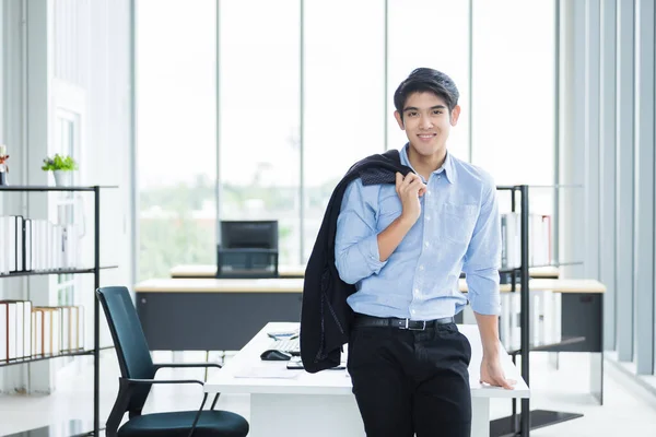 Porträtt av en glad mogen affärsman i kontorsrummet — Stockfoto
