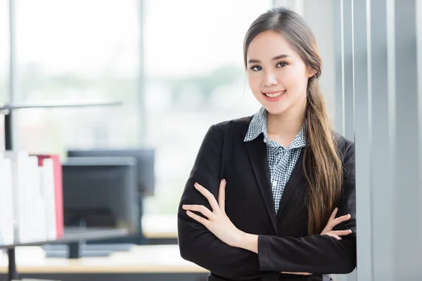 Porträt einer fröhlichen reifen asiatischen Geschäftsfrau in der offi — Stockfoto