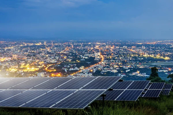 Solarmodul mit Stadt Nacht Architektur elektrische Energie Licht b — Stockfoto