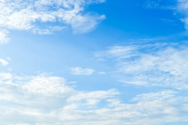 สวยงามบรรยากาศอากาศที่ดินฟ้าสีฟ้าสดใสพื้นหลังนามธรรม — ภาพถ่ายสต็อก