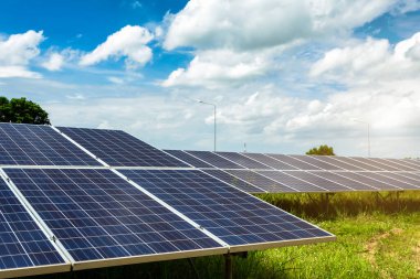 Gökyüzü arka planında fotovoltaik güneş enerjisi paneli, yeşil temiz Alternatif enerji kavramı.