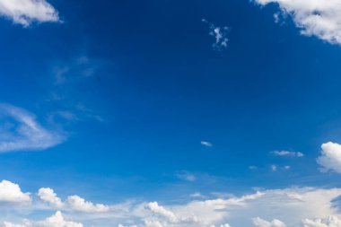 güzel hava atmosferi parlak mavi gökyüzü arkaplan soyut beyaz bulutlu berrak doku.
