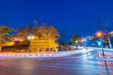 Chiang Mai eski şehir eski duvar ve hendek (SI PHUM CORNER) ile akşam Chiang Mai, Tayland 'da büyük bir turistik cazibe.