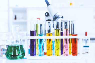 Laboratuvar arka planı, araştırma ve bilimsel konsepti olan laboratuvar camlı test tüpleri masanın üzerinde.
