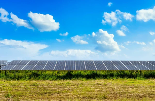 Painel Energia Solar Fotovoltaica Fundo Céu Verde Limpo Conceito Energia — Fotografia de Stock