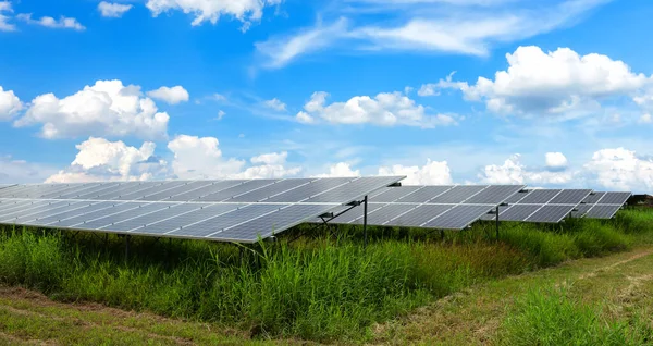 Pannello Fotovoltaico Energia Solare Sfondo Cielo Verde Pulito Concetto Energia — Foto Stock