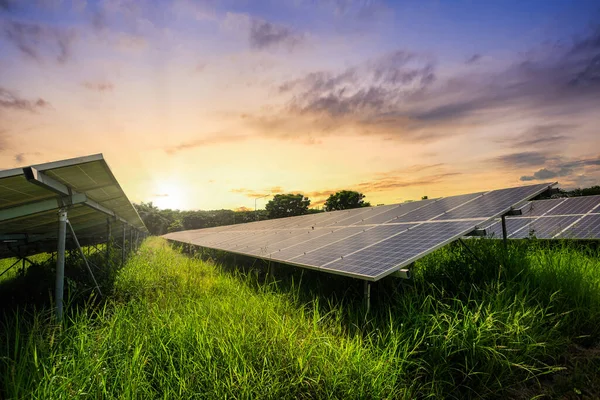 Solarzellen Vor Dramatischem Sonnenuntergangshimmel Saubere Alternative Energiekonzepte — Stockfoto