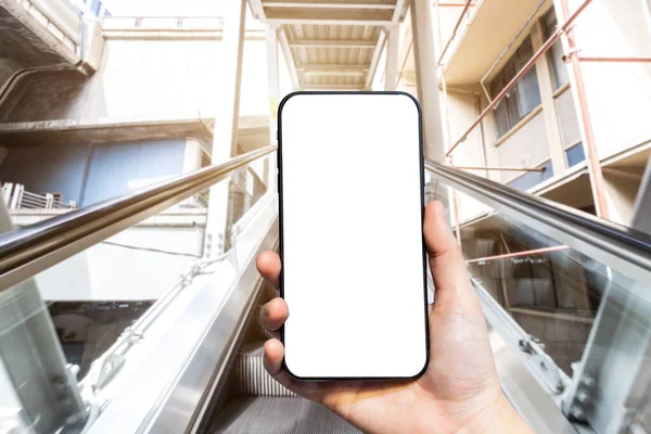 Nahaufnahme Weiblicher Benutzung Smartphone Mit Leeren Weißen Bildschirmen Hält Hand — Stockfoto