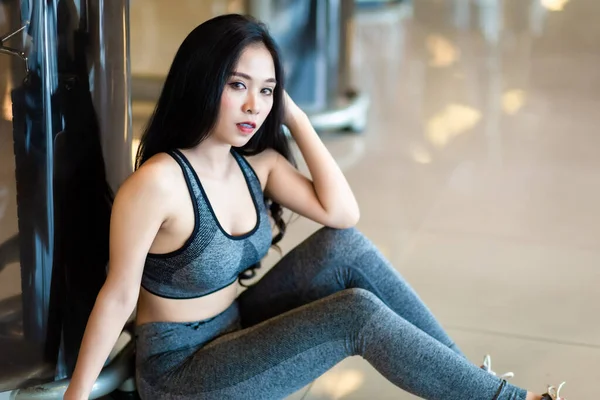 健身亚洲妇女 带着体育锻炼设备 坐在健身房室内和健身俱乐部 — 图库照片