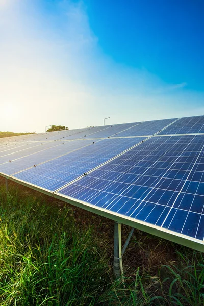 Фотоэлектрическая Солнечная Батарея Фоне Неба Зеленая Чистая Альтернативная Энергетическая Концепция — стоковое фото