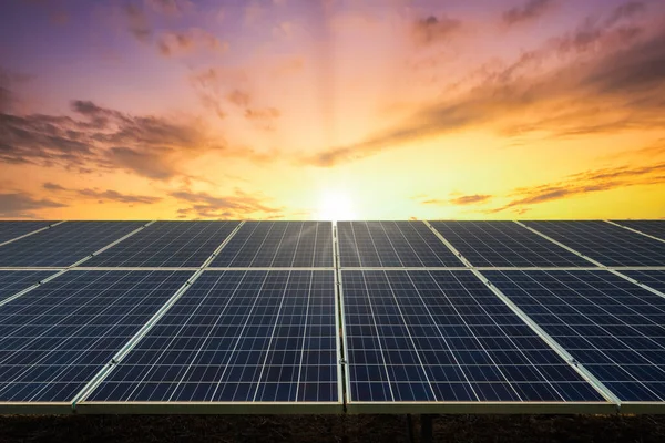 Dramatik günbatımı arka planı üzerine güneş paneli hücresi, temiz alternatif enerji kavramı.