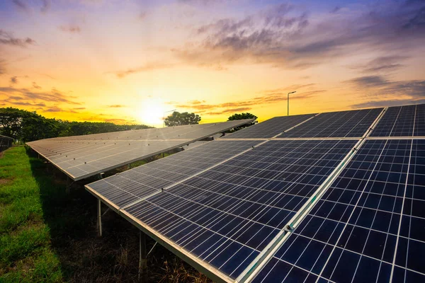 Солнечная Батарея Впечатляющем Фоне Заката Чистая Концепция Альтернативной Энергии — стоковое фото