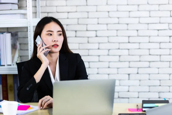 Glücklich Über Die Erfolgreiche Asiatische Junge Geschäftsfrau Die Ihr Smartphone — Stockfoto