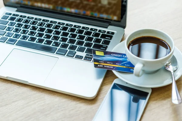 Hitelkártya Laptop Számítógép Okostelefon Kávéscsésze Fából Készült Háttér Online Banki — Stock Fotó