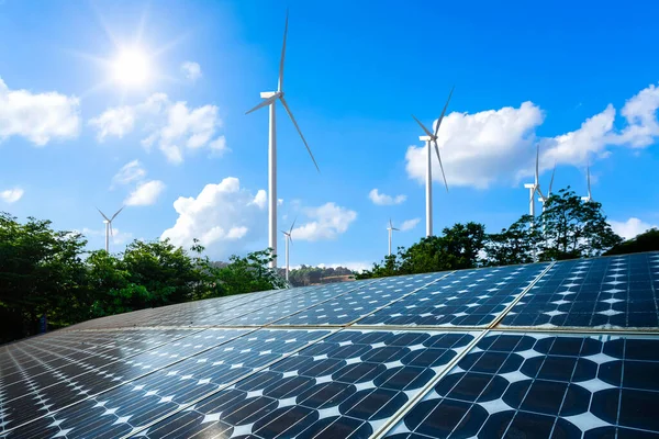 Módulos Fotovoltaicos Usina Energia Solar Com Turbinas Eólicas Contra Céu — Fotografia de Stock