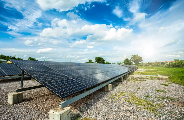 空の背景に太陽光発電パネル 緑のきれいな代替電力エネルギーコンセプト — ストック写真