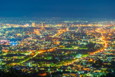 Tayland 'ın Chiang Mai şehrinin ışıklarının ve şehir merkezinin renginin alacakaranlık vakti manzarasının güzelliği..