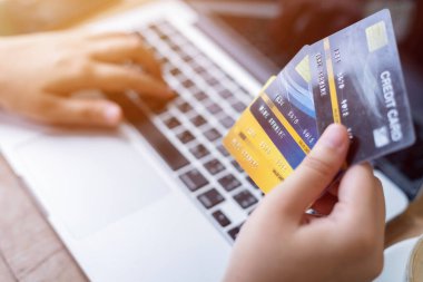 Serbest çalışanların yakın plan fotoğrafları, iş kadını Hand, sıradan kredi kartları, arka plan, online ödeme konsepti gibi kahve fincanı ve dizüstü bilgisayarla çalışıyor.