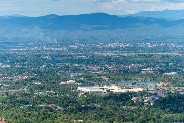 CHIANG MAI, THAILAND - 9 Haziran 2020: Beyaz bulutlu parlak mavi gökyüzü arkaplanı üzerinde şehir manzarası olan dağları görmek. Chiang Mai, Tayland 'ın