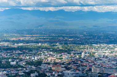 CHIANG MAI, THAILAND - 9 Haziran 2020: Beyaz bulutlu parlak mavi gökyüzü arkaplanı üzerinde şehir manzarası olan dağları görmek. Chiang Mai, Tayland 'ın