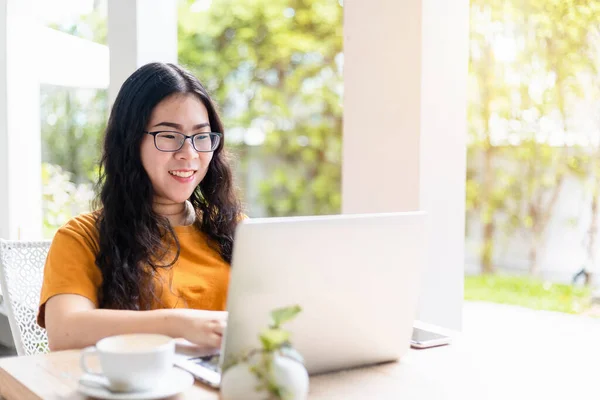 Glad Över Asiatisk Frilans Människor Företag Kvinnlig Casual Arbetar Med — Stockfoto