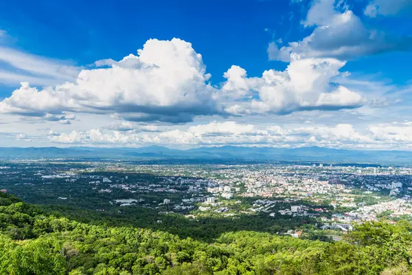 チェンマイ 2020年6月9日 街中の街並みが広がる山の中の景色 タイのチェンマイの — ストック写真